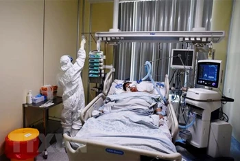 Nhân viên y tế điều trị cho bệnh nhân Covid-19 tại bệnh viện ở Saint Petersburg, Nga. (Ảnh: AFP/TTXVN)