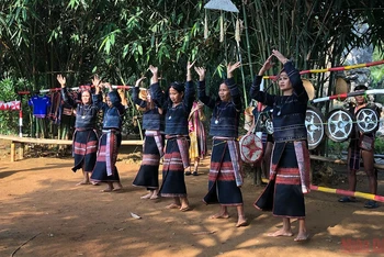Trình diễn dân ca dân vũ Ba Na tại Làng Văn hóa du lịch các dân tộc Việt Nam.