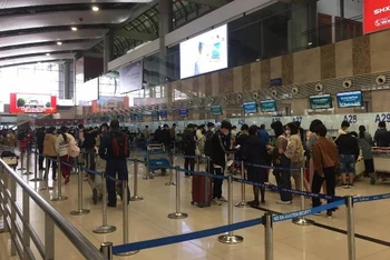 Hành khách làm thủ tục tại Cảng hàng không quốc tế Nội Bài sáng ngày 6/2. (Ảnh: Cục Hàng không Việt Nam)