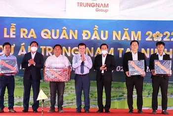 Lãnh đạo Trungnam Group và lãnh đạo tỉnh Ninh Thuận tặng quà cho các đối tác, đội ngũ kỹ sư, công nhân đang thi công Khu du lịch Bình Tiên và Cảng biển quốc tế Cà Ná tại buổi lễ.