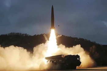Một vụ phóng thử tên lửa dẫn đường chiến thuật đất đối đất do Học viện Khoa học Quốc phòng Triều Tiên tiến hành tại một địa điểm không xác định. (Ảnh: TTXVN)