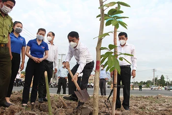 Bí thư Tỉnh ủy Hậu Giang tham gia trồng cây sau lễ phát động.