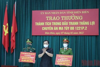 Đồng chí Vừ A Bằng, Phó Chủ tịch UBND tỉnh Điện Biên trao thưởng các đơn vị có thành tích tham gia phá Chuyên án ĐB1221P.2.