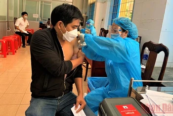 Tỉnh Đắk Lắk hỗ trợ tiêm đủ liều vaccine phòng Covid-19 để người lao động trở lại làm việc.