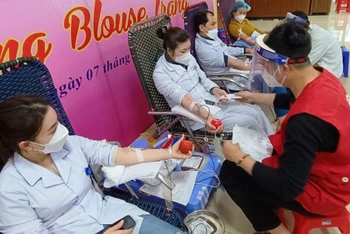 Cán bộ, nhân viên y tế Bệnh viện Đa khoa tỉnh Thanh Hóa hiến máu tình nguyện.