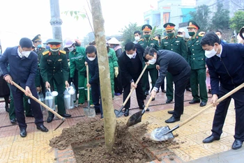 Lãnh đạo tỉnh Thái Bình trồng cây đầu năm tại tuyến đường Chu Văn An, thành phố Thái Bình.