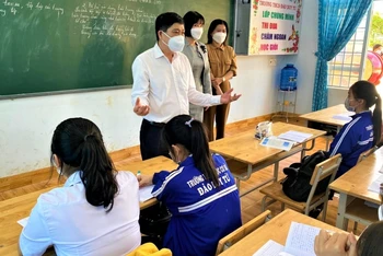 Giám đốc Sở Giáo dục và Đào tạo tỉnh Đắk Lắk Phạm Đăng Khoa kiểm tra công tác phòng, chống dịch tại các trường trung học cơ sở trên địa bàn TP Buôn Ma Thuột.