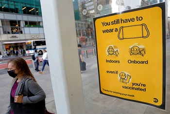 Poster khuyến cáo người dân đeo khẩu trang được dán tại New York, Mỹ. (Ảnh: Reuters)