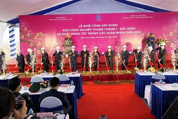 Các đại biểu dự lễ khởi công xây dựng Khu công nghiệp Thuận Thành I.