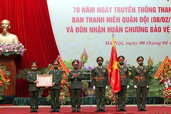 Thừa ủy quyền của Chủ tịch nước, thay mặt lãnh đạo Bộ Quốc phòng, Đại tướng Phan Văn Giang (thứ 3 từ trái sang) trao Huân chương Bảo vệ Tổ quốc hạng nhất tặng Ban Thanh niên Quân đội. 