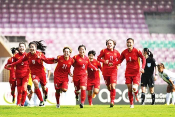 Niềm vui của các nữ cầu thủ khi giành tấm vé tham dự World Cup 2023. (Ảnh: AFC)