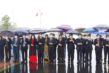 Đoàn đại biểu tỉnh Nam Định dâng hương tưởng niệm Tổng Bí thư Trường Chinh.