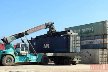 Container hàng hóa tập kết trong cảng cạn tại tỉnh Savannakhet, miền trung Lào chờ xuất khẩu đi các nước. (Ảnh: XUÂN SƠN)