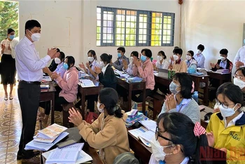 Giám đốc Sở Giáo dục và Đào tạo tỉnh Đắk Lắk Phạm Đăng Khoa thăm hỏi, động viên các thầy cô giáo và các em học sinh Trường trung học phổ thông dân tộc nội trú Nơ Trang Lơng.