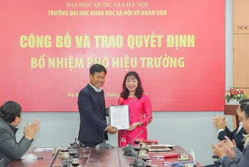 Giám đốc Đại học Quốc gia Hà Nội Lê Quân trao Quyết định bổ nhiệm cho PGS, TS Đặng Thị Thu Hương. (Ảnh: USSH)