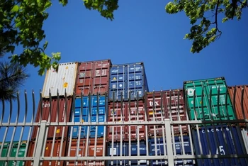 Các container tập kết tại cảng container Paul W. Conley ở Boston, Massachusetts, Mỹ. (Ảnh: REUTERS)