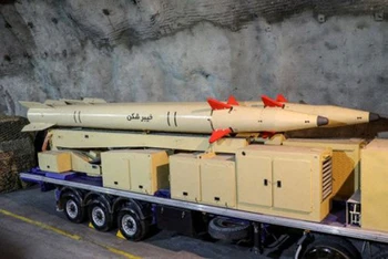 Tên lửa “Kheibar Shekan” của Iran. (Ảnh Reuters)