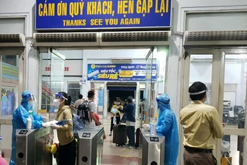 Hành khách vào ga Sài Gòn chuẩn bị lên tàu. (Ảnh: Tổng công ty Đường sắt Việt Nam cung cấp)