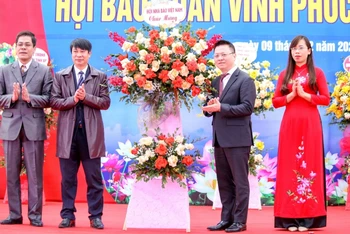 Đồng chí Lê Quốc Minh tặng hoa chúc mừng Hội Nhà báo tỉnh Vĩnh Phúc.