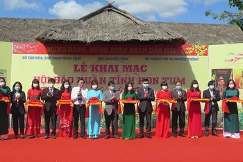 Các đại biểu cắt băng khai mạc Hội Báo Xuân tỉnh Kon Tum năm 2022.