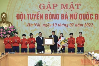 Thủ tướng Chính phủ Phạm Minh Chính trao Huân chương Lao động hạng Nhất tặng Đội tuyển bóng đá nữ quốc gia. (Ảnh: TRẦN HẢI)