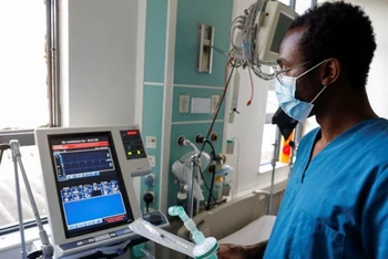 Nhân viên y tế hướng dẫn cách khởi động máy thở tại Bệnh viện Karen, Nairobi, Kenya, ngày 6/4/2020. (Ảnh: REUTERS)