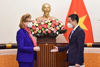 Thứ trưởng Ngoại giao Đặng Hoàng Giang tiếp bà Caitlin Wiesen, Trưởng đại diện UNDP tại Việt Nam. (Ảnh: Báo Thế giới và Việt Nam)