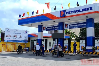 Nhiều điểm kinh doanh xăng dầu ở nội ô thành phố Cà Mau vẫn duy trì hoạt động bình thường trong ngày 10/2. 