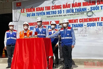 Lãnh đạo TP Hồ Chí Minh cùng Ban quản lý đường sắt đô thị bấm nút khởi động công trình tuyến Metro số 1 đầu năm 2022.