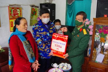 Đại tá Nguyễn Ngọc Tuệ, Chỉ huy trưởng Bộ Chỉ huy Quân sự tỉnh Thái Bình thăm, tặng quà thanh niên có hoàn cảnh gia đình khó khăn trên địa bàn thành phố Thái Bình.