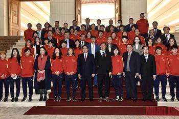 Thủ tướng Chính phủ Phạm Minh Chính với huấn luyện viên, vận động viên Đội tuyển bóng đá nữ quốc gia.