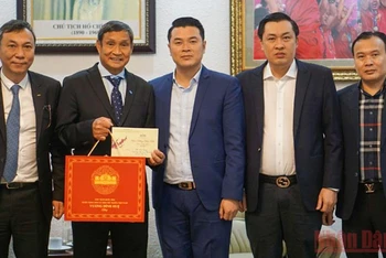 Huấn luyện viên Mai Đức Chung và lãnh đạo VFF nhận quà chúc mừng của Chủ tịch Quốc hội Vương Đình Huệ.