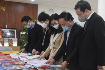 Các đại biểu tham quan gian trưng bày báo Xuân Nhâm Dần 2022.