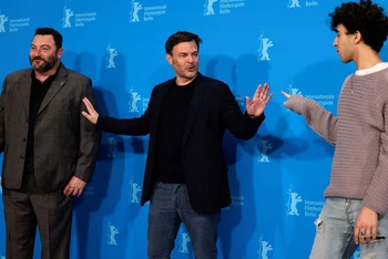 Đạo diễn François Ozon và đoàn làm phim “Peter von Kant” tại buổi chiếu phim mở màn. (Ảnh: Reuters)