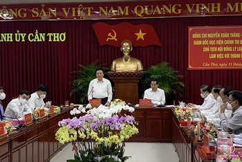 Đồng chí Nguyễn Xuân Thắng phát biểu tại buổi làm việc với Thành ủy Cần Thơ.