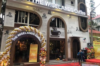 Thư quán cà-phê sách Wiselands Coffee tọa lạc trong ngõ Hạ Hồi (Hà Nội).