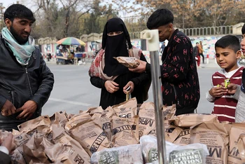 Mua đồ ăn tại Kabul, Afganistan tháng 11/2021. Ảnh: Reuters