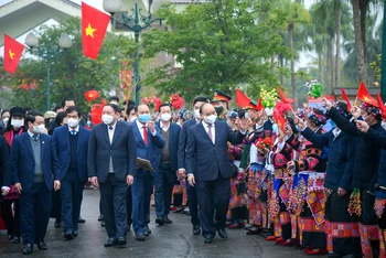 Hình ảnh Chủ tịch nước Nguyễn Xuân Phúc với các đại biểu dân tộc thiểu số tại Ngày hội Sắc Xuân trên mọi miền Tổ quốc năm 2022. Ảnh: THÀNH ĐẠT