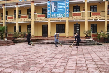 Giáo viên trường THCS xã Dị Chế, huyện Tiên Lữ, tỉnh Hưng Yên dọn vệ sinh chuẩn bị đón học sinh đến trường.