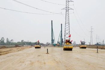 Các nhà thầu đang thi công nền đường dự án đoạn Nghi Sơn-Diễn Châu là dự án thành phần cao tốc bắc-nam phía đông ngày 10/12/2021. (Ảnh: Phạm Bằng)