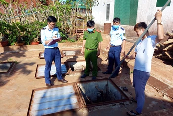 Đoàn công tác liên ngành của tỉnh Đắk Nông kiểm tra thực tế tại cửa hàng xăng dầu tạm dừng hoạt động trên địa bàn.