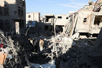 Khung cảnh đổ nát sau 1 cuộc không kích ở Sana’a, Yemen, ngày 18/1/2022. (Ảnh: REUTERS)