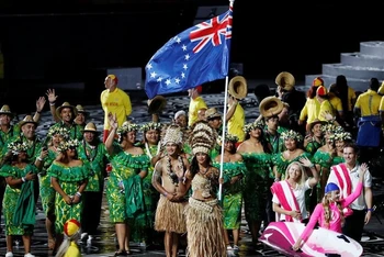 Thành viên đoàn thể thao Quần đảo Cook trong trang phục truyền thống diễu hành tại Đại hội thể thao Khối Thịnh vượng chung năm 2018 ở Australia. (Ảnh: Reuters)