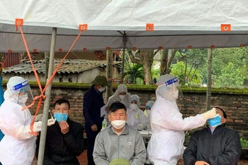 Test nhanh kháng nguyên Covid-19 cho công dân tại xã Văn Lang, huyện Hưng Hà, tỉnh Thái Bình.