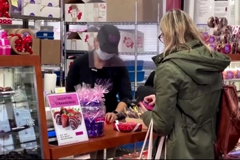 Bất chấp đại dịch, Li-Lac Chocolates vẫn dự báo lạc quan về doanh số bán chocolate dịp Valentine năm nay. (Ảnh chụp từ video của Reuters)