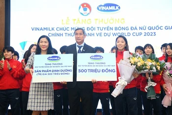 Đại diện Vinamilk trao thưởng cho đội tuyển bóng đã nữ quốc gia khi lọt vào World cup 2023.