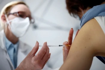 Tiêm vaccine ngừa Covid-19 cho nhân viên y tế ở La Baule, Pháp. (Ảnh: REUTERS)