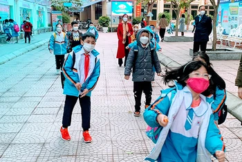Học sinh Trường Tiểu học Nguyễn Thượng Hiền (quận Ngô Quyền) trong ngày đầu trở lại trường học trực tiếp.