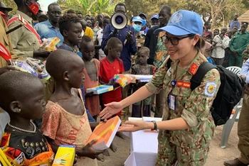 Sĩ quan của lực lượng gìn giữ hòa bình Việt Nam tặng quà cho trẻ em tại Phân khu Tây trong chuyến tuần tra và làm việc với chính quyền địa phương cùng Tư lệnh Phái bộ ở Nam Sudan (tháng 11/2020).