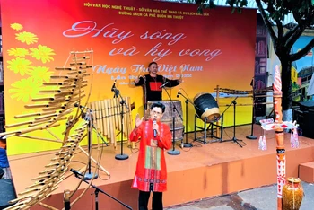 Các nghệ sĩ thể hiện bài thơ: Nam quốc Sơn Hà của Lý Thường Kiệt tại lễ khai mạc Ngày thơ Việt Nam tỉnh Đắk Lắk lần thứ 20 năm 2022. 